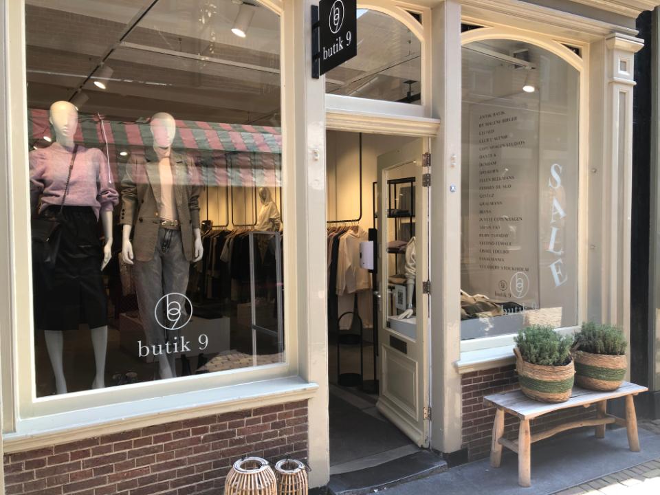 Raam van butik 9 met neppoppen voor het raam in Alkmaar